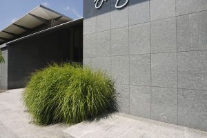 Natursteinplatte an öffentlichem Gebäude