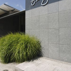 Natursteinplatte an öffentlichem Gebäude