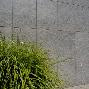 Natursteinplatten an Wand