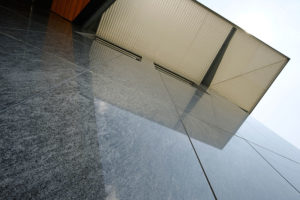 Natursteinplatten als Wandbelag