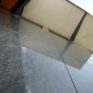 Natursteinplatten als Wandbelag