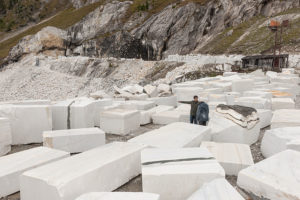 Auswahl der Steine im Steinbruch