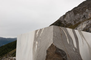 Steinblock im Steinbruch