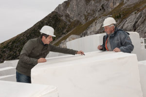 Qualitätskontrolle im Steinbruch